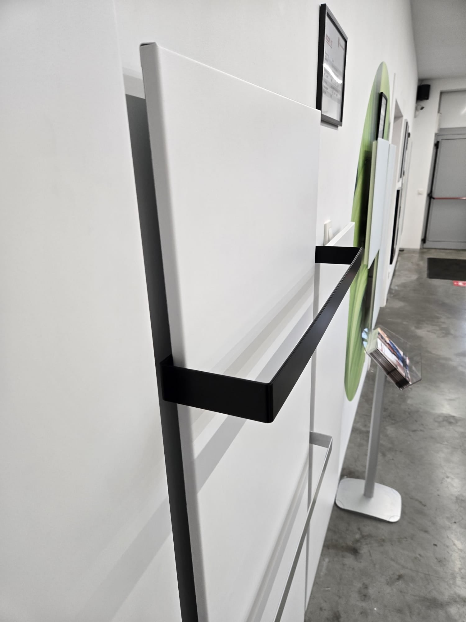 Inoovi LT 60x150 950W mat wit langolf infraroodpaneel voor woonkamer en kantoor - zij-aanzicht links
