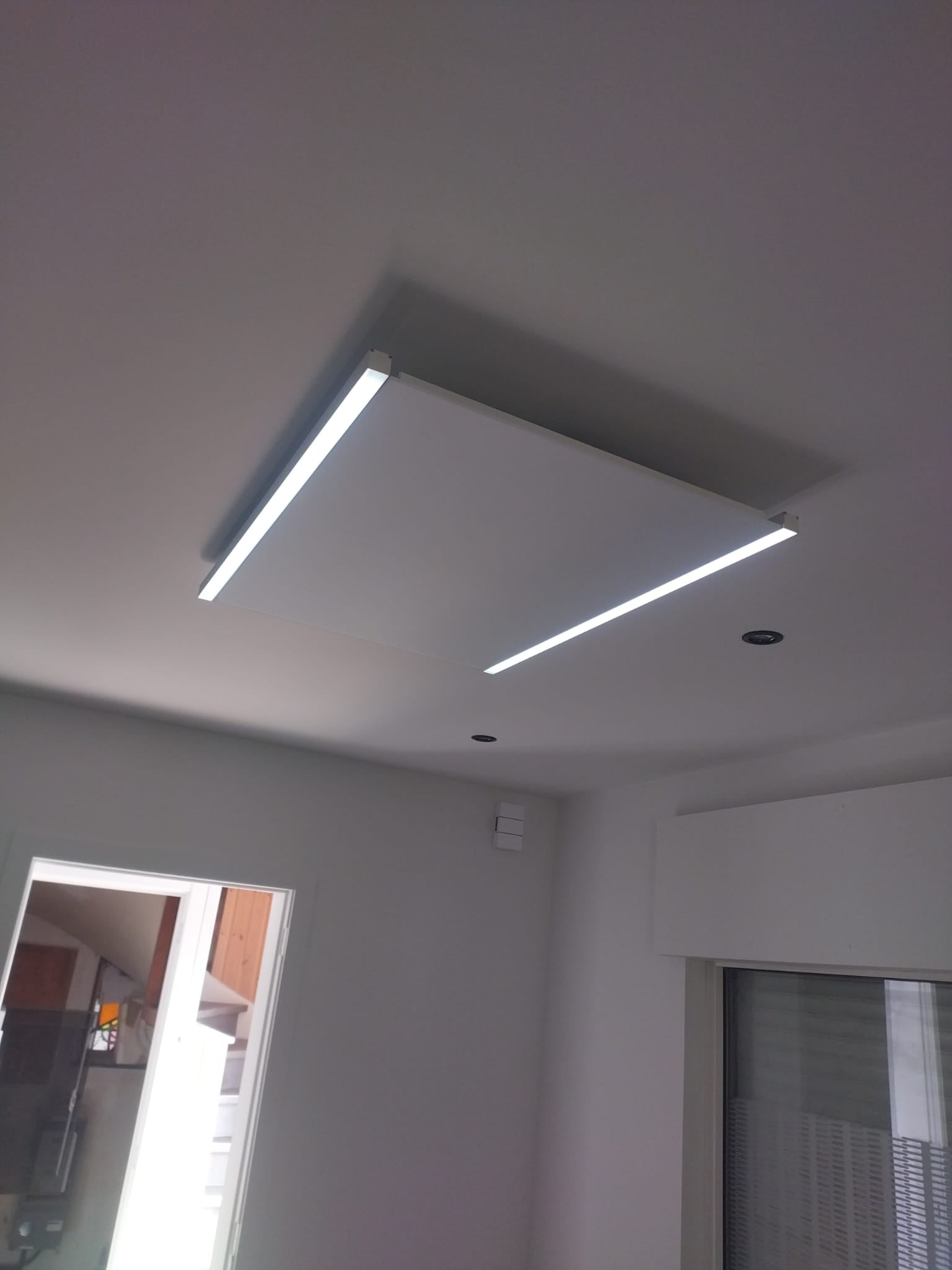 Inoovi HT 60x90 1200W lange golf infraroodpaneel sfeerbeeld met natuurlijk wit licht twee zijden