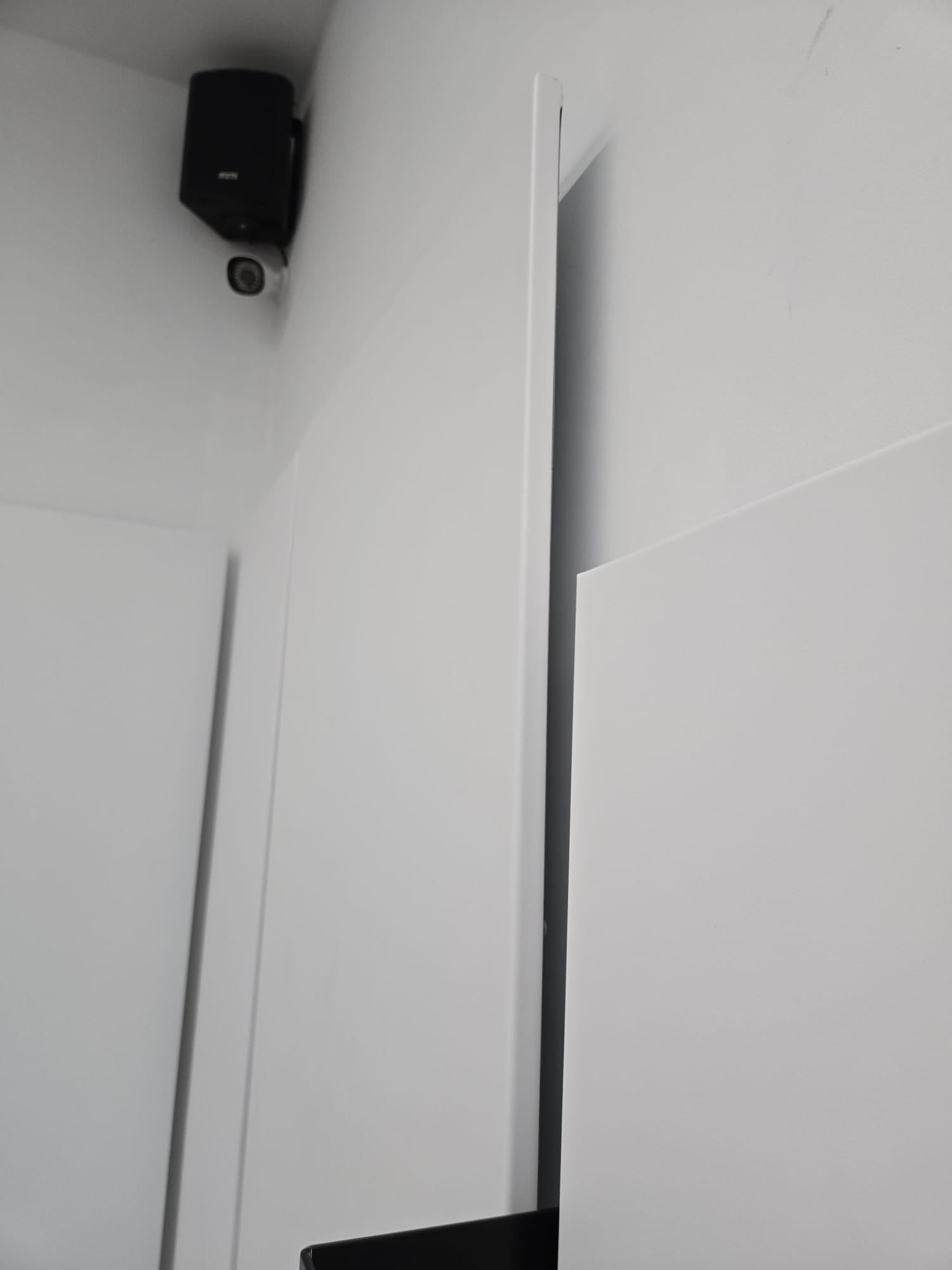 Inoovi LT 60x180 1200W mat wit langolf infraroodpaneel voor woonkamer en kantoor - zij-aanzicht rechts